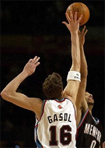 Gasol impide la canasta de un rival.