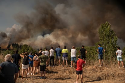 Varias personas observan el incendio forestal, activo desde las 16.00 del miércoles con varios focos en las cercanías de Verín, Ourense.