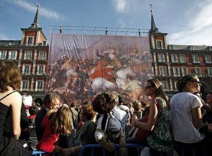 Reproducción del cuadro <i>La carga de los mamelucos</i>, en la plaza Mayor.