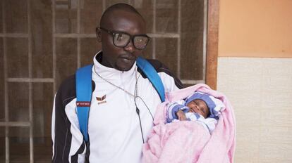 Padre con su hijo en el Hospital San Mart&iacute;n de Porres de Yaund&eacute;.