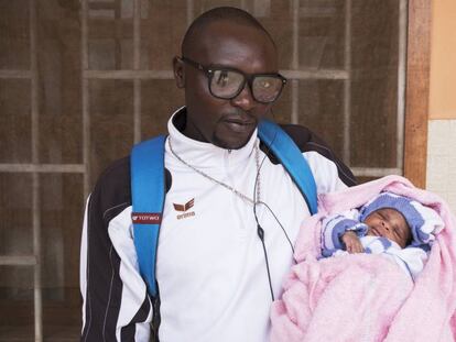 Padre con su hijo en el Hospital San Martín de Porres de Yaundé.