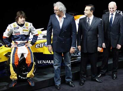 Alonso posa sentado en el R28 junto a Flavio Briatore, Carlos Ghosn, presidente de Renault, y Bernard Rey, presidente del equipo de F-1, ayer en París.