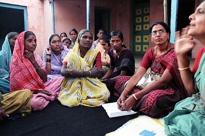 Chetna Gala Sinha, directora del MDMSB, explica a un grupo de mujeres el funcionamiento de los microcréditos.