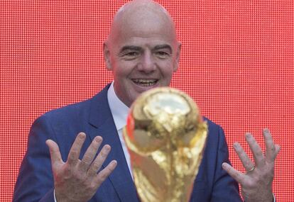 Gianni Infantino, con la copa del Mundial, en Moscú.