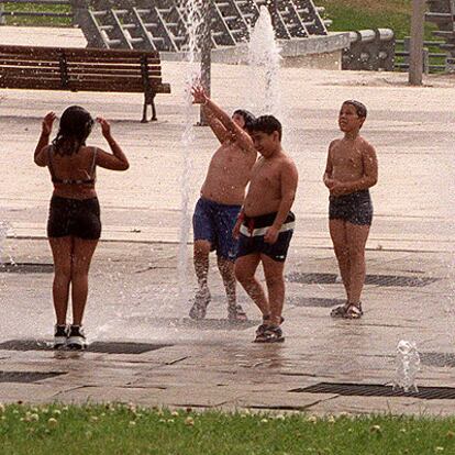 Un grupo de niños juega en un parque madrileño.