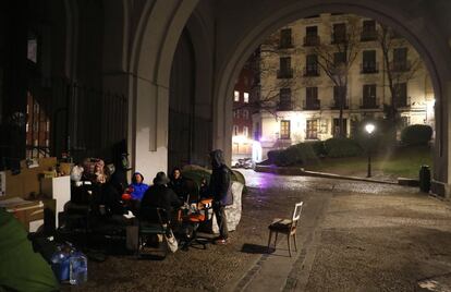 En uno de los pasajes laterales que atraviesan el viaducto sobre la calle Segovia, Charles ha instalado un salón muy especial. Allí le gusta recibir a los voluntarios que lo visitan. No tiene queja de los vecinos, ni ellos se quejan de su presencia aquí: "Del trato, no tengo queja. Los vecinos me han buscado algún trabajito".