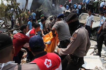 Un avión de la compañía AirAsia se estrelló cuando volaba desde la localidad indonesia de Surabaya a Singapore el 28 de diciembre de 2014, provocando la muerte de las 162 personas que viajaban a bordo. En la imagen, personal sanitario retira el cadáver de una persona tras el accidente, el 30 de junio de 2015.