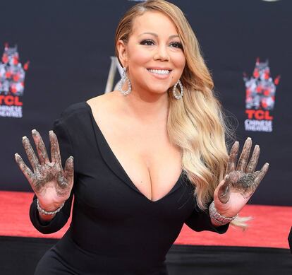 Mariah Carey, en el momento de poner sus huellas.