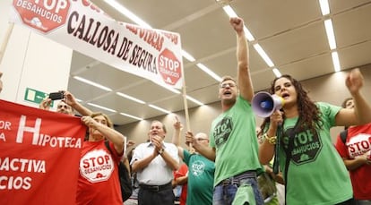 Protesta en la sede del SabadellCAM de Alicante.