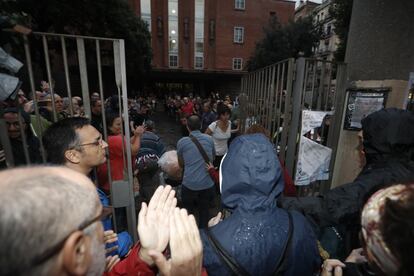 Vecinos del barrio del Raval (Barcelona) tomaron la escuela Collaso i Gil para garantizar su apertura el domingo para el referéndum ilegal independentista catalán del 1-O.