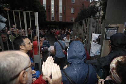 Vecinos del barrio del Raval (Barcelona) tomaron la escuela Collaso i Gil para garantizar su apertura el domingo para el referéndum ilegal independentista  catalán del 1-O.