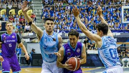 El jugador del Zunder Palencia Manuel Rodríguez juega un balón ante Gonzalo Corbalán y Rodrigo San Miguel, ambos del Hereda San Pablo.