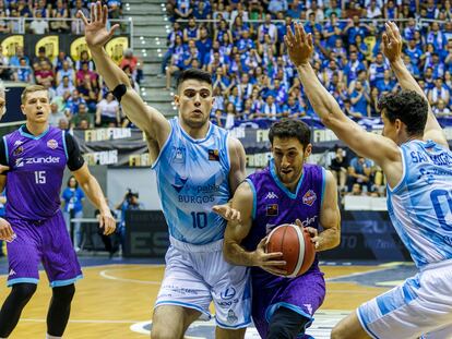 El jugador del Zunder Palencia Manuel Rodríguez juega un balón ante Gonzalo Corbalán y Rodrigo San Miguel, ambos del Hereda San Pablo.