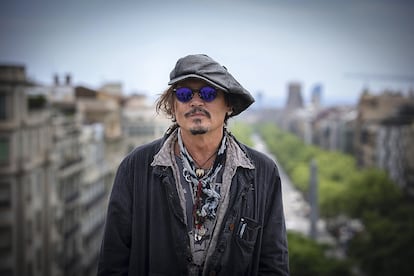 Johnny Depp, o el aspecto que tendría un columnista de ICON si se colgase una docena de cosas del cuello.