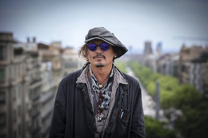 Johnny Depp, o el aspecto que tendría un columnista de ICON si se colgase una docena de cosas del cuello.