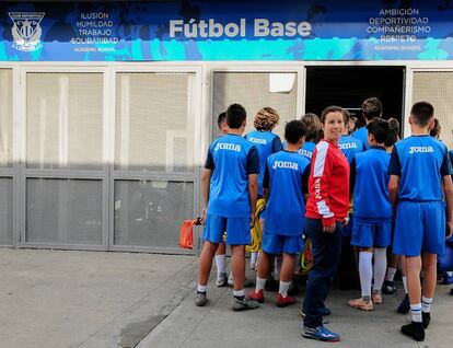 Jara Cuenca, con su equipo Infantil B del CD Leganés, tras un entrenamiento.