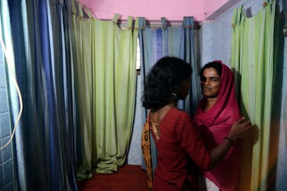 Tamana no quería cambiar de sexo, pero fue forzada por la comunidad de 'hijra' que en un principio le dio cobijo. Ahora se ve obligada a ganar dinero prostituyéndose en unos baños públicos.
