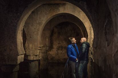 Jose Polo y Toño Pérez, fotografiados en el aljibe andalusí de Cáceres, construido en el siglo XI.