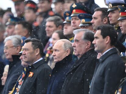 El presidente ruso Vladimir Putin asiste al desfile militar del Día de la Victoria, que marca el 79 aniversario de la victoria sobre la Alemania nazi en la Segunda Guerra Mundial, en la Plaza Roja en Moscú, Rusia, el 9 de mayo de 2024.