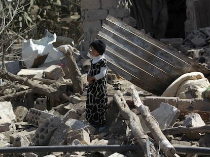 Escombros de edificios destruidos tras un ataque a&eacute;reo dirigido por la coalici&oacute;n de Arabia Saud&iacute; en Sanaa.