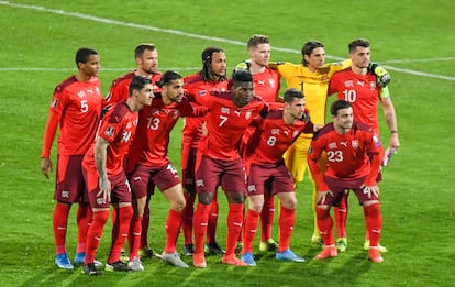 El equipo de Suiza posa antes de un partido.