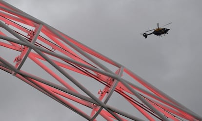 Un helicóptero vigila el estadio de Wembley antes del partido amistoso Inglaterra y Francia