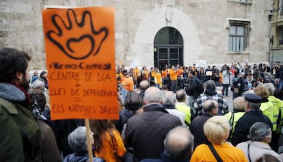 Protesta de dependientes frente al Palau de la Generalitat en Valencia.