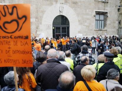 Protesta de dependientes frente al Palau de la Generalitat en Valencia.