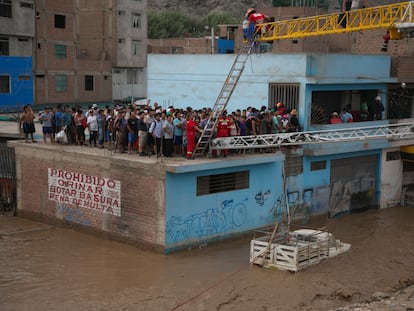 Cuando los ríos cargan, se usan escaleras telescópicas para salvar vidas o  traslados de urgencia. Los bomberos desarrollan una ardua labor, que a veces les cuesta la vida.