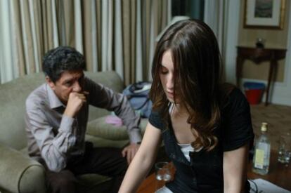 Antonio Dechent y María Valverde, en 'A puerta fría'.