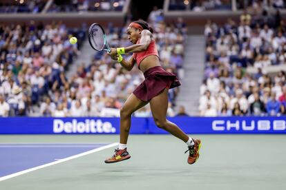 Gauff devuelve la pelota durante la final contra Sabalenka en Nueva York.