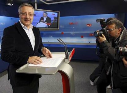 El secretario de Organización del PSOE, José Blanco, durante la rueda de prensa que ha ofrecido donde ha valorado el nuevo Ejecutivo.