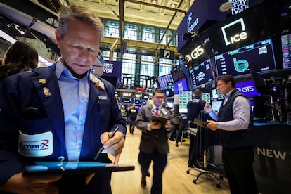 Operadores trabajan en la Bolsa de Nueva York (NYSE) en la ciudad de Nueva York.