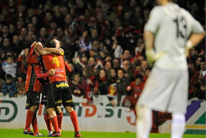 Los jugadores se abrazan al término del partido.