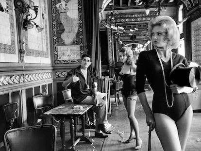 Jacques Demy, sentado en una mesa del mítico restaurante La Cigale de Nantes, durante el rodaje de ‘Lola’, su primera película.