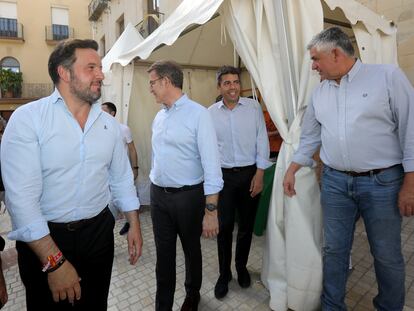 Santiago Lumbreras, a la derecha de la imagen, junto con Carlos Mazón, Alberto Núñez Feijóo y Pablo Ruz el pasado 31 de marzo en Elche.