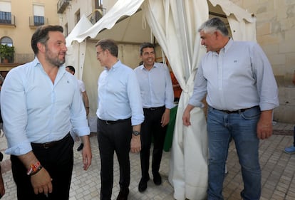 Santiago Lumbreras, a la derecha de la imagen, junto con Carlos Mazón, Alberto Núñez Feijóo y Pablo Ruz el pasado 31 de marzo en Elche.