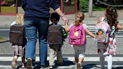 Cuatro niños se dirigen al colegio en Canarias.