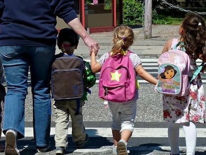 Cuatro niños se dirigen al colegio en Canarias.