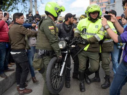 Un amplio dispositivo policial controla una manifestación de moteros en contra de las nuevas medidas de seguridad de la Alcaldía de Bogotá.