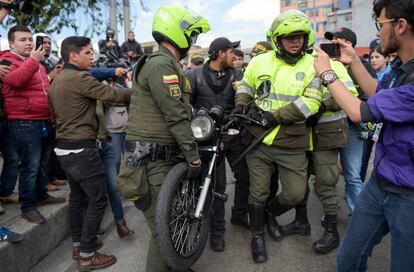 Un amplio dispositivo policial controla una manifestación de moteros en contra de las nuevas medidas de seguridad de la Alcaldía de Bogotá.