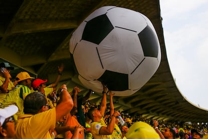 Un inflable en forma de balón flota por las gradas durante un partido del Real Cartagena.