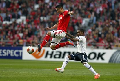 Oscar Cardozo y Danny Rose durante el encuentro. 