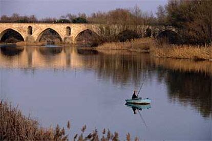 El puente de Piedra de Zamora, del siglo XII, comunica las dos orillas del río Duero gracias a una estructura con 16 arcos apuntados.