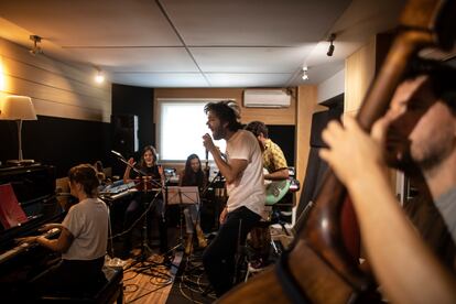 Salvador Sobral ensaya con su banda en el estudio de Linda-a-Velha, Portugal, el jueves 28 de septiembre.