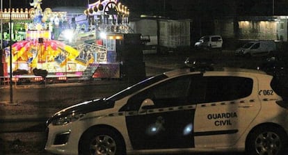 Agents de la Guàrdia Civil acordonen la zona on ha estat trobat el cadàver.