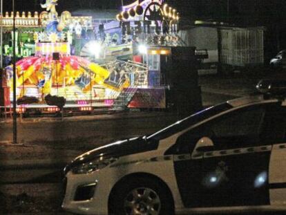 Agents de la Guàrdia Civil acordonen la zona on ha estat trobat el cadàver.