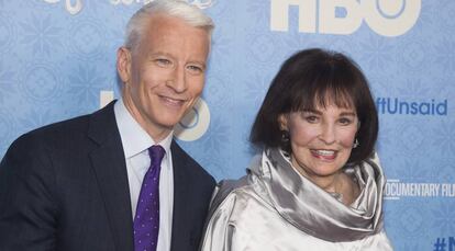 Anderson Cooper y Gloria Vanderbilt, en un estreno de cine en Nueva York en abril de 2016.