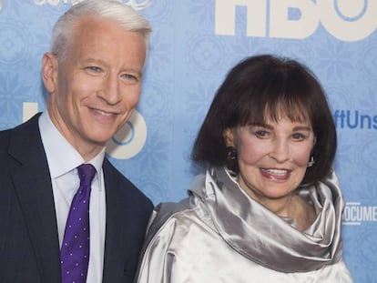 Anderson Cooper y Gloria Vanderbilt, en un estreno de cine en Nueva York en abril de 2016.