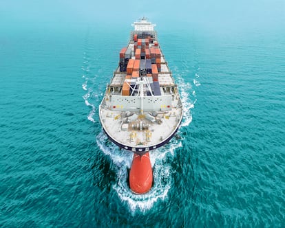 Vista aérea de un barco portacontenedores en el puerto de Tailandia.